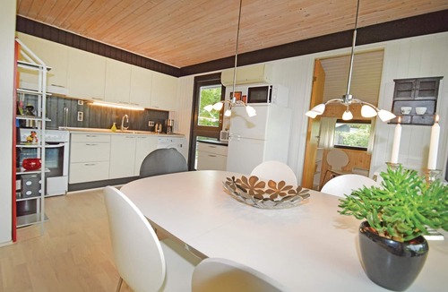 Knubbeløkke House | Næsby Strand is a quiet area where you can swim from the jetties or directly from the beach.