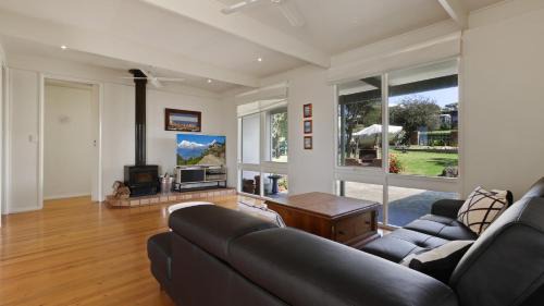 Lake Tyers Beach House | Nakarra - Spacious Family Beach Escape