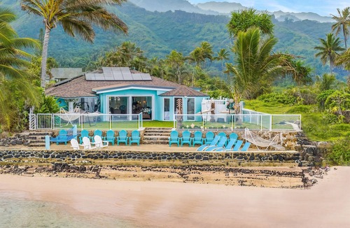 Hauula House | Nalu Beach Retreat - Luxe beachfront!