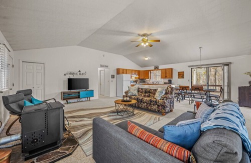 Great Cacapon Cabin | Namba Cabin - River Access | Pet Friendly | Grill | Wifi |Screen Porch