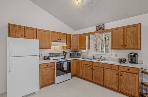 Great Cacapon Cabin | Namba Cabin - River Access | Pet Friendly | Grill | Wifi |Screen Porch