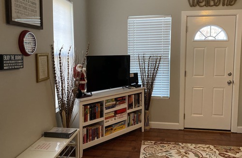 Durham House | Nan's Place- 3 bed/2 bath, 2.5 Miles to DUKE, DOWNTOWN DURHAM, UNC & RTP.