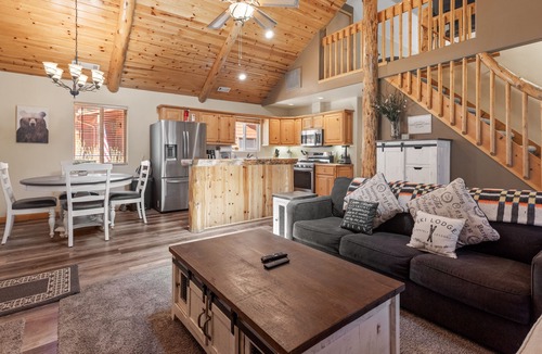 Peter Pan Cabin | Nana Bear Manor - Hot tub, Fireplace, Deck, Barbecue