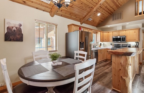 Peter Pan Cabin | Nana Bear Manor - Hot tub, Fireplace, Deck, Barbecue
