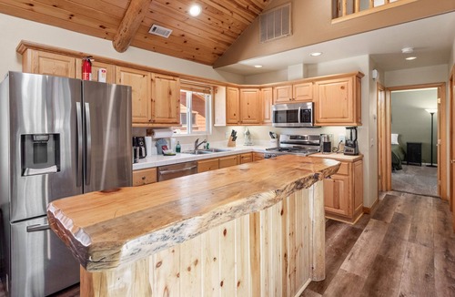 Peter Pan Cabin | Nana Bear Manor - Hot tub, Fireplace, Deck, Barbecue