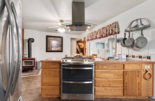 Baker City House | Nana`s Garden Home, 3 Bdrm, 2 Bath Home
