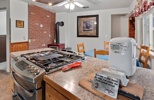 Baker City House | Nana`s Garden Home, 3 Bdrm, 2 Bath Home
