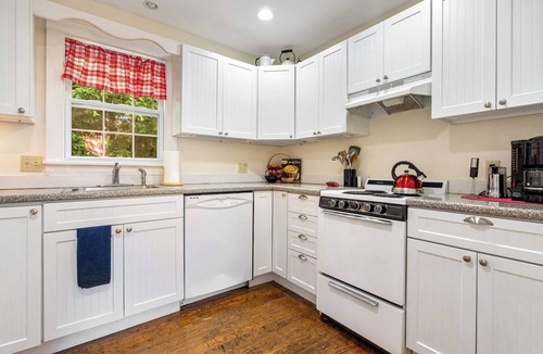 Cape Neddick House | Nana’s Hideaway – 2 BDR Charmer!