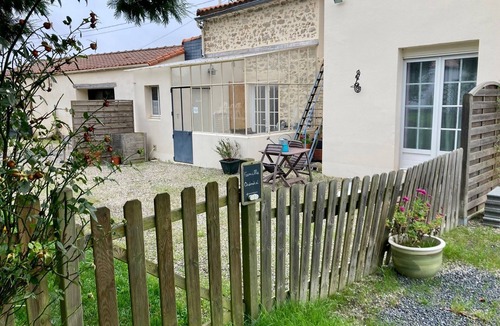 Pont-Saint-Martin House | Nantes, a house in the country
