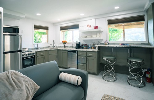 Eureka Springs Historic District Condo | NAPA Suite Hot Tub Downtown Original Art
