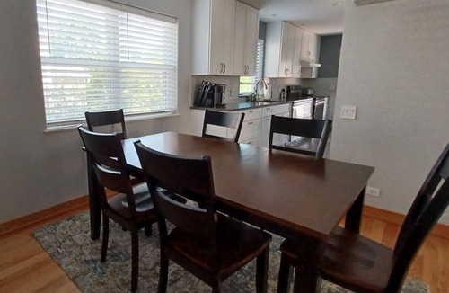 Naperville Apartment | Naperville Historic District walk to downtown, bars, restaurants, train, schools