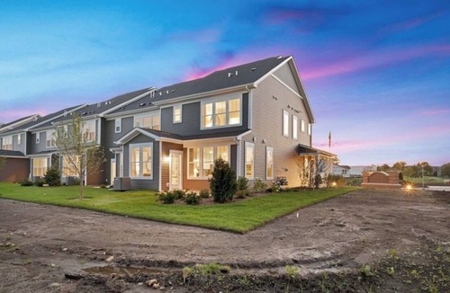 Fox Valley Condo | Naperville Luxury 3-bedroom