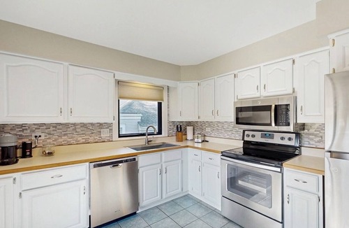 Naperville House | Naperville Spacious Nest - 3BDR/2.5 BTHR