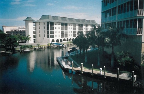 Pelican Bay Apartment | Naples Bay View condo - Block from Gulf Beach