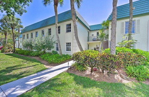 Central Naples House | Naples Condo w/Enclosed Balcony & Lake Views!