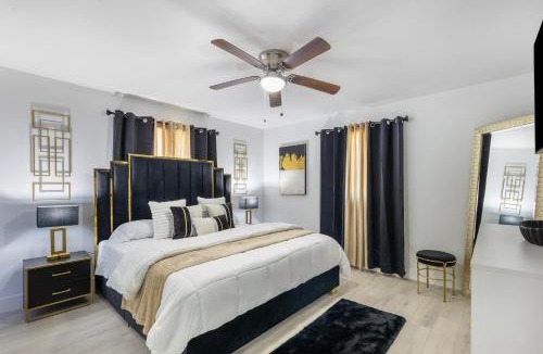 East Naples House | Naples Gem Near Beach Heated Pool & BBQ