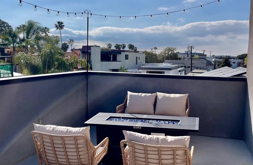 Naples House | Naples Island rooftop deck/bbq AC & 2 car garage