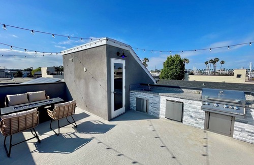 Naples House | Naples Island rooftop deck/bbq AC & 2 car garage