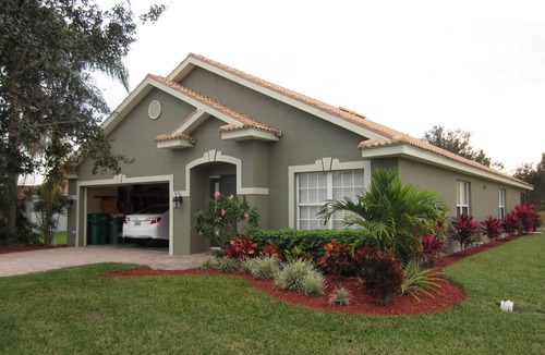 Valencia Lakes House | Naples Pool house next to golf course