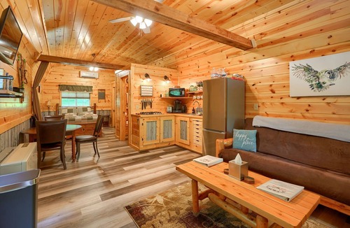 South Bloomingville Cabin | Narrows Haven | Hocking Hills, Couples Getaway