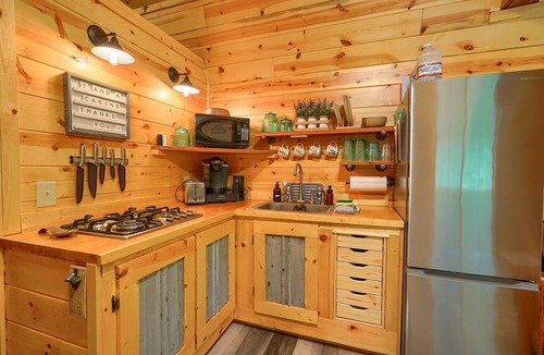South Bloomingville Cabin | Narrows Haven | Hocking Hills, Couples Getaway