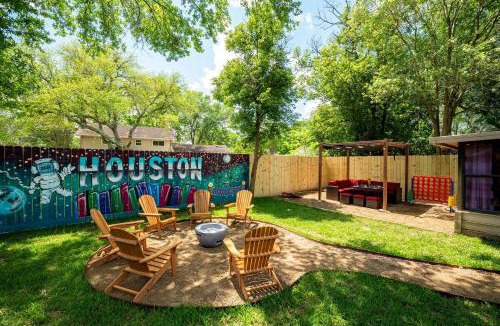 Clear Lake House | NASA Getaway, Fire Pit, Games & Family