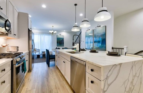 Katie Hill Neighborhood House | Nash Luxe Party! 13 Beds - Priv Hot Tub/Game Room!