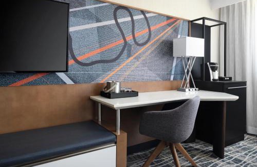 Merry Oaks Hotel | Nashville Airport Marriott