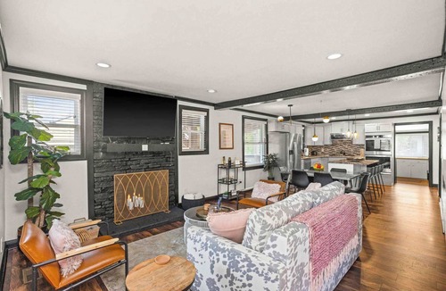 Inglewood House | Nashville Gem Near Opry & DWTN w/parking & LG Deck