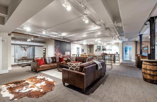 Downtown Nashville Apartment | Nashville Honky Tonk Suite 6 BR by Maddox Hotel