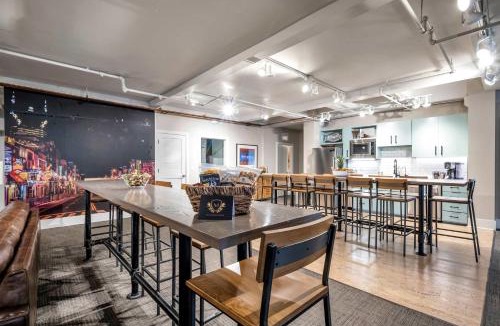 Downtown Nashville Apartment | Nashville Honky Tonk Suite 6 BR by Maddox Hotel