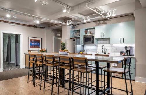Downtown Nashville Apartment | Nashville Honky Tonk Suite 6 BR by Maddox Hotel