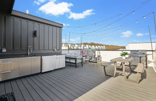 Nashville House | Nashville Rooftop Oasis! 8 min Broadway. Sleeps 12