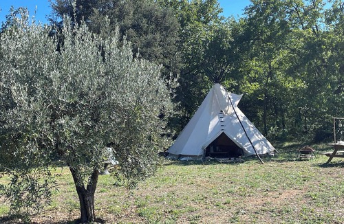 Trans-en-Provence Cabin | Naskapi a real Amerindian tepee