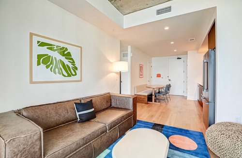 Rainey Street Historic District Condo | Natiivo Austin 23rd flr condo - skyline-view balcony - luxe rooftop pool & gym