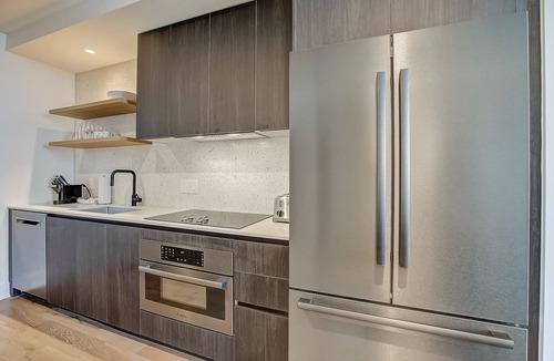 Rainey Street Historic District Condo | Natiivo Austin 23rd flr condo - skyline-view balcony - luxe rooftop pool & gym