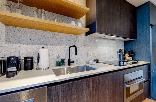 Rainey Street Historic District Condo | Natiivo Austin condo with lake-view balcony, pool & gym