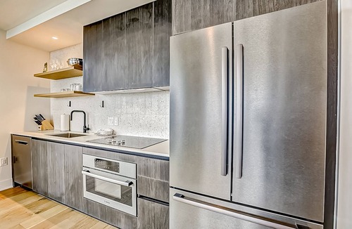 Rainey Street Historic District Condo | Natiivo corner condo with scenic lake-view balcony - rooftop pool & gym