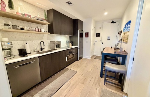 Rainey Street Historic District Apartment | Natiivo Sky Cottage king studio with balcony & rooftop pool