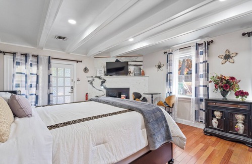 Oxon Hill Bed & Breakfast | National Harbor Property 1