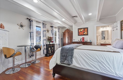 Oxon Hill Bed & Breakfast | National Harbor Property 1