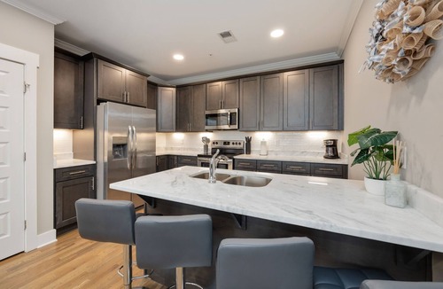 The Nations Apartment | Nations Gem | 7 Min Broadway | Parking | Sleeps 6