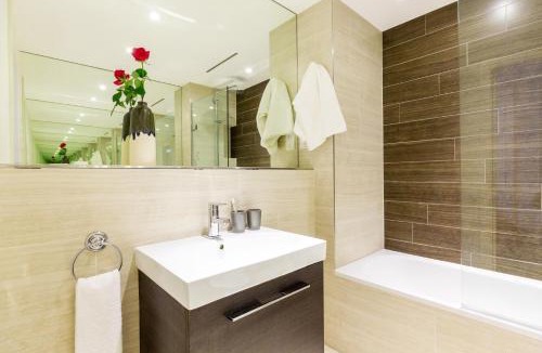 Tower Hill Apartment | Native Tower Bridge