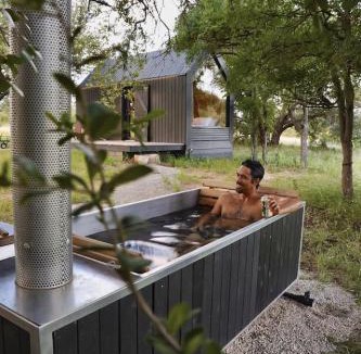 Round Mountain House | Nature Cabin Wood-Burning Hot Tub
