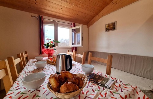 Usson-en-Forez Cottage | Nature chalet, pets welcome - 6 guests
