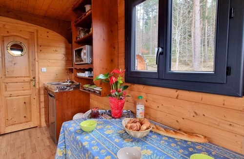 Usson-en-Forez Apartment | Nature-friendly caravan, pets allowed - 3 guests