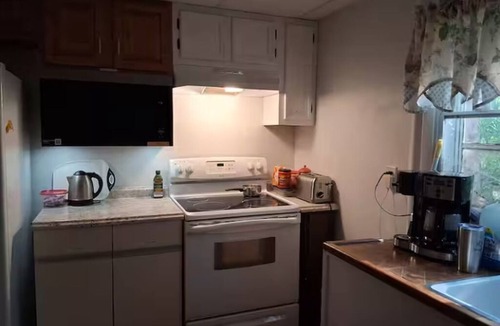 Lynchburg House | Nature in the City - play, work, study in seclusion! One Bedroom Queen and Sofa