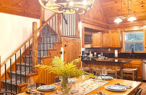 North Creek Cabin | Nature Lodge w/Large Hot Tub, Firepit, Fireplace,5mns to Gore Mountain!