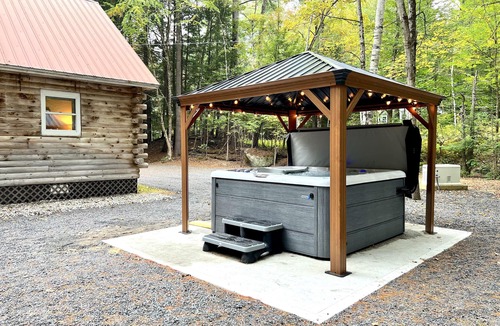 North Creek Cabin | Nature Lodge w/Large Hot Tub, Firepit, Fireplace,5mns to Gore Mountain!