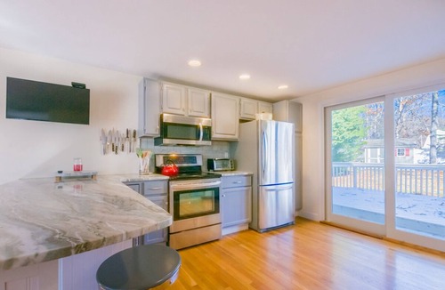 Mashpee House | Nature Lover's Pondside Getaway